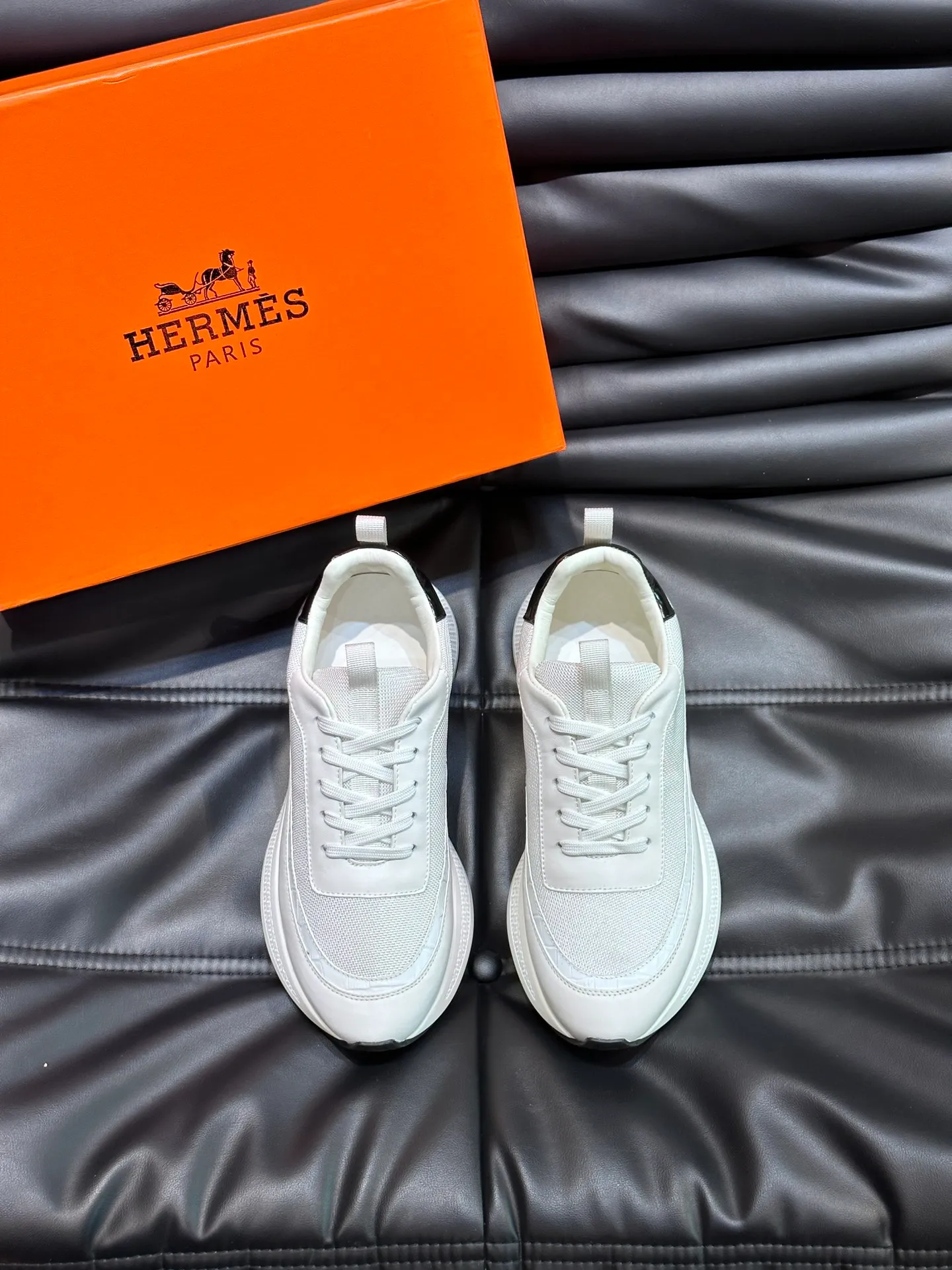 Factory price: 520💰HERMES/Hermes Hugo thick-soled sneakers are casual men's shoes. These sneakers are made of imported first-layer cowhide leather and breathable mesh design. The contrasting color design creates a dynamic and modern shape. The front end of the toe is decorated with natural-color rubber inlays, making it novel and fashionable. The texture is incomparable, with cowhide lining and cowhide foot pads, the upper foot is comfortable and breathable, and the rubber sole is decorated with geometric patterns and iconic "H" details. A very personal one! Size: 39-44 (customized at 38.45)